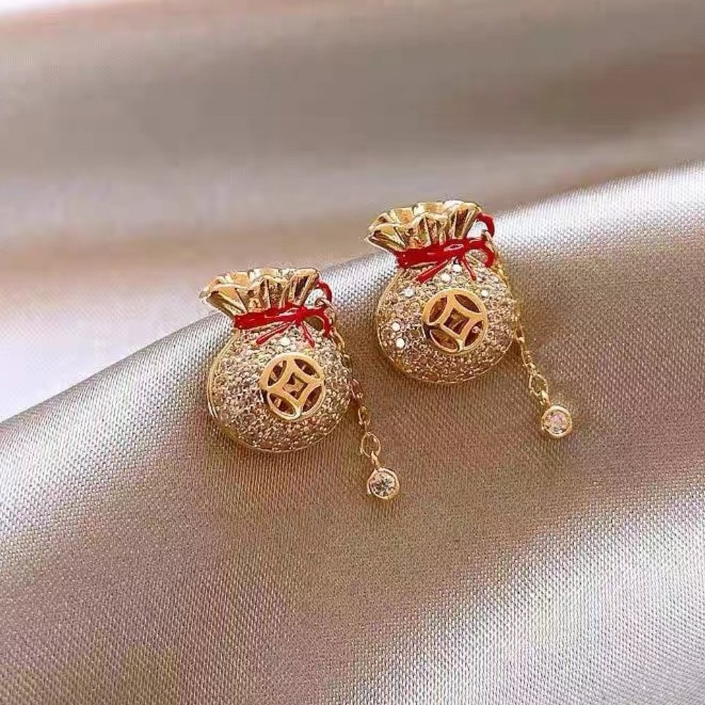 Foo bag earrings girl